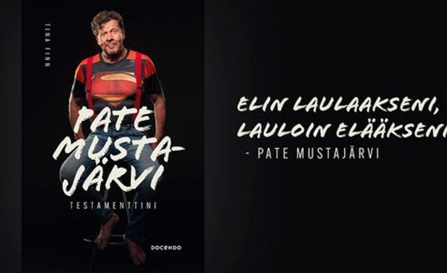 Kuvassa on vasemmalla kirjan kansi, jossa on Pate Mustajärvi istumassa puna-mustaraidallisessa t-paidassa ja sinisissä farkuissa. Puoliksi päällä on teksti Pate Mustajärvi ja alla Testamenttini. Vasemmalla on mustalla pohjalla valkoisin kirjaimin Elin laulaakseni, lauloin elääkseni.- Pate Mustajärvi.