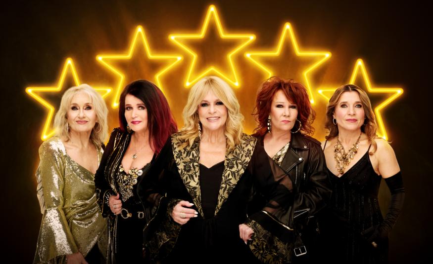 Kuvassa ovat puolivartalokuvassa vasemmalta kultaisessa mekossa Ami Aspelund, ja Meiju Suvas, Marion Rung, Virve Rosti ja Anja Niskanen mustissa mekoissa. Taustalla on jokaisen kohdalla ylempänä keltainen valotähti. Tausta on tumma.