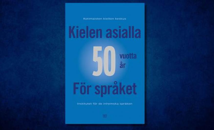 Kuvassa on keskellä on sinisellä pohjalla oleva kirjan kansi ja siinä on kirjan nimi Kielen asialla ja keskellä alla valkoisella 50 vuotta/år.  Alla lukee För språket. Tausta on tumma.