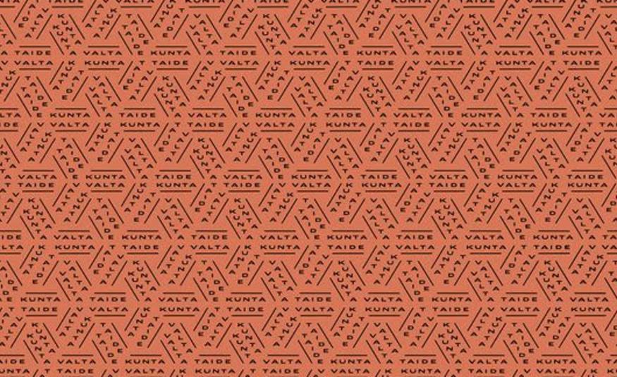 Kuvassa on pieninä risteävinä kuvioina sanat taidevaltakunta, joka on jaettu kolmeen osaan ja laitettu viivojen väliin. Koko pinta on täynnä näitä kuvioita ja tausta ruskean oranssi.