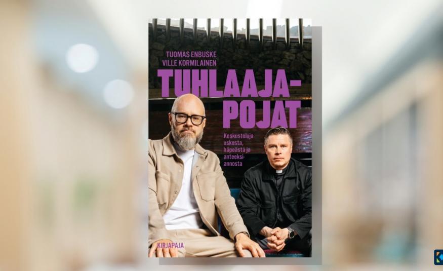 Kuvassa on vaalean ruskealla utuisella pohjalla kirjan kansi.  Siinä ovat istumassa vasemmalla vaalean ruskeassa puvussa Tuomas Enbuske ja oikealla taaempana ville Kormilainen mustassa puserossa. Takana on isoin violetein kirjaimin kirjan nimi Tuhlaajapojat. 