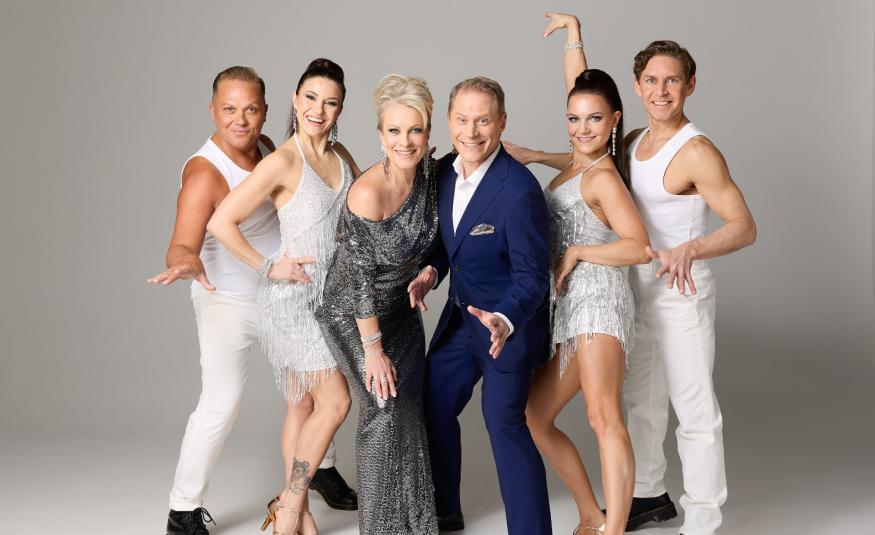 Kuvassa on kuusi esiintyjää ja vasemmalla on mies ja nainen valkoisissa asuissa, keskellä Laura Voutilainen etukumarassa vihreässä pitkässä mekossa ja hänen oikealla puolella Jarkko Tamminen mustassa puvassa.  Hänen oikealla puolellaan kaksi tanssijaa, nainen ja mies valkoisissa asuissa.