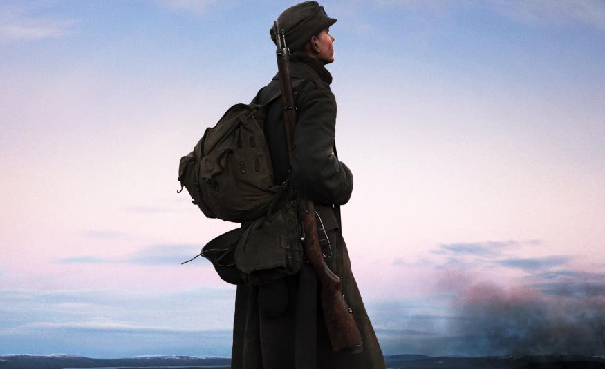 Kuvassa on tummana vinottain sotilas reppuselässä kävelemässä. Taustalla on sinertävän punertavaa taivasta. Kuva on osa julisteesta.