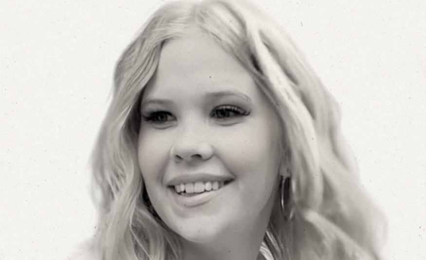 Kuvassa on Vendi kasvokuvassa ja hänellä on vaaleat, pitkät hiukset. Tausta on vaalea. Kuva on osa kirjan kannesta.