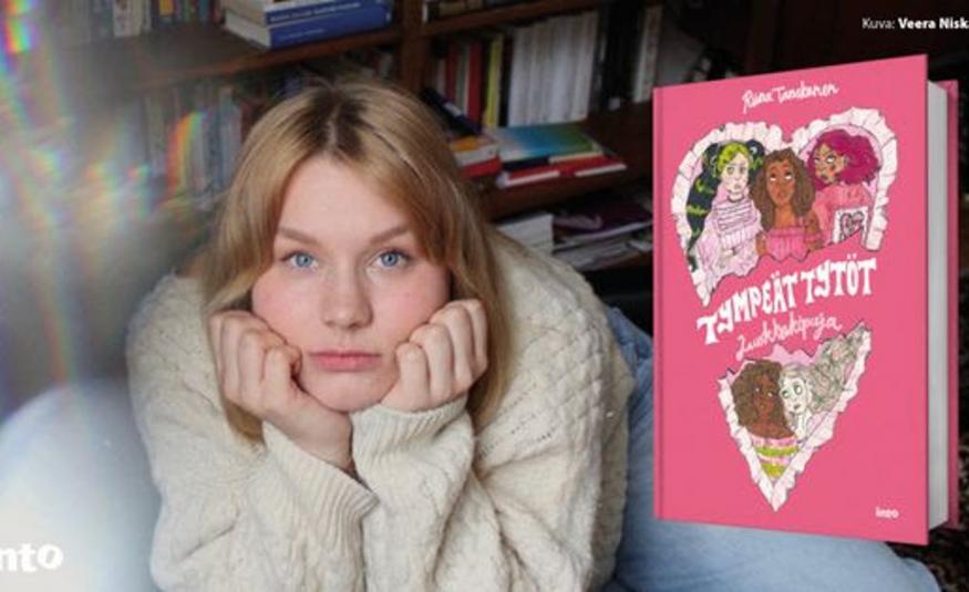 Kuvassa on Riina Tanskanen löhöämässä eteenpäin ja hän nojaa poskiinsa. Hänellä on vaalea villapaita päällään. Oikealla on kuva kirjan kannesta, joka on vaalean punainen. Takana on kirjahyllyä.