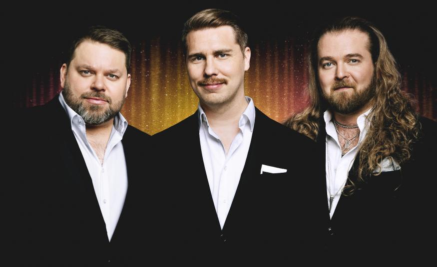 Kuvassa ovat vasemmalta Mikko Töyssy, Aarne Pelkonen ja Teemu Roivainen ja hellä on kaikilla mustat takit ja valkoiset paidat. Kuva on puolivartalokuva.