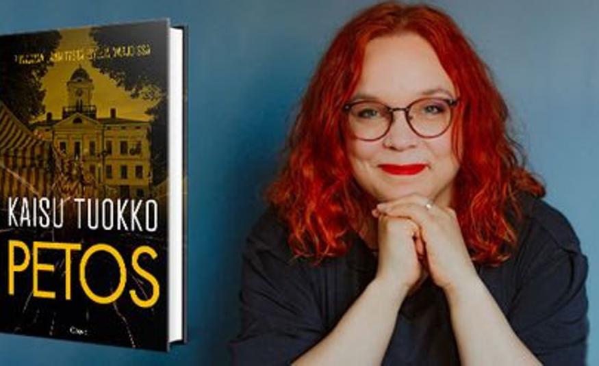 Kuvassa on vasemmalla kirjan kansi, jossa on kuva Kristiinankaupungin kaupungintalosta sekä kirjailijan ja kirjan nimi. Oikealla on Kaisu Tuokko, jolla on pitkät kiharaiset punaiset hiukset sekä musta pusero.