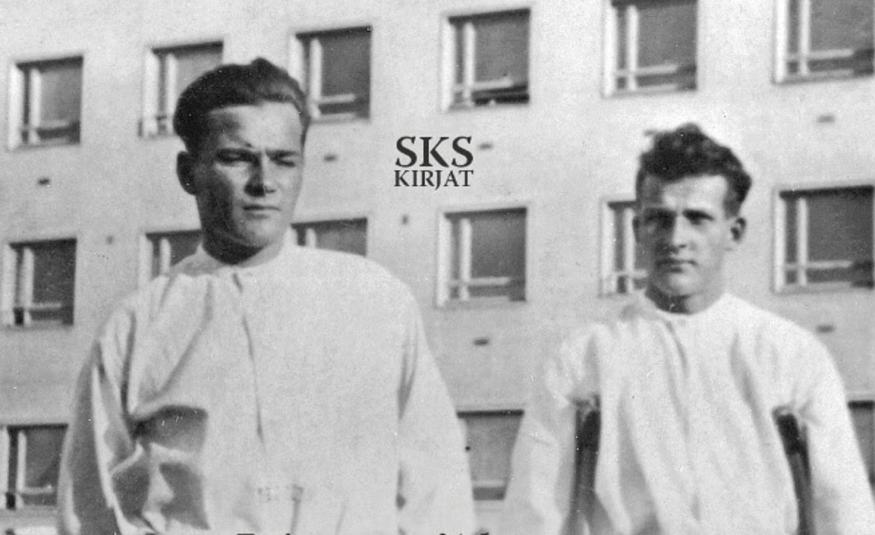 Kuvassa on kaksi miestä puolivartalokuvassa valkoisissa paidoissa sairaalarakennuksen edessä, jossa on paljon ikkunoita. Oikean puoleisella on puiset kainalosauvat kainaloissaan. Kuva on musta-valkoinen. Kuva on osa kirjan kannesta.