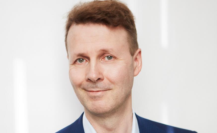 Risto Siilasmaa esittelee teoksessaan Havainnoi, ajattele, toimi johtamismenetelmän, josta hyötyvät tekoälymurroksen keskellä niin yksilöt kuin organisaatiot. Kuva: Marek Sabogal / Tammi 