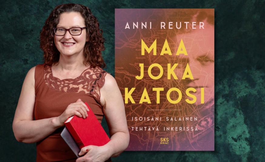 Kuvassa on vasemmalla Anni Reuter seisomassa ruskea, hihaton pusero päällään ja hänellä on punainen kirja vasemmassa kädessään. Oikealla hieman takana kirjansa kansi ja siinä on isoin keltaisin kirjaimin Maa joka katosi.  Kirjan taustaväri on ruskea. Himmeänä takana näkyy isoisän kuva.