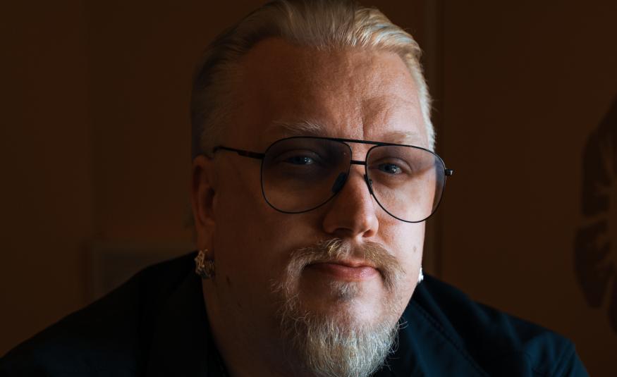 Kuvassa on Arttu Wiskari kasvokuvassa ja kasvoista näkyy hyvin noin puolet. Kuva on tumma.