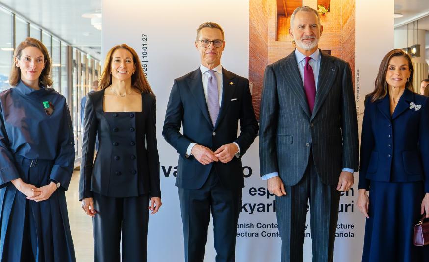 Kuvassa on vasemmalla nainen tumman sinisessä  mekossa ja hänen vieressään on Suzanne Ines-Stubb mustassa housupuvussa. Hänen vieressään seisoo Alexander Stubb ja oikealla Espanjan kuningas Felipe, molemmilla tumman siniset puvut.  Oikealla on kuningatar Letizia tumman sinisessä mekossa.