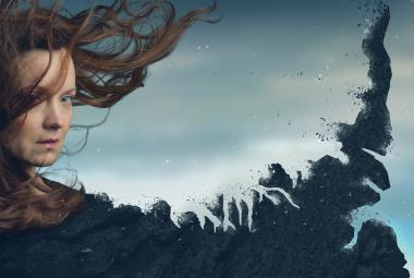 Kuvassa on vasemmalla Elena Leeve, josta näkyvät kasvot ja jonka hiukset hulmuavat tuulessa. Alta lähtee tummana vuorijono ylöspäin ja sen päällä on valkoista usvaa. Taustalla on siniharmaata taivasta.