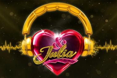 Kuvassa on tummalla taustall keskellä punainen sydän ja siinä luke Julia. Sydämellä on keltaiset kuulokkeet korvissaan. Molempiin kuulokkeisiin tulee keltaista virtaa.