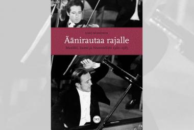 Kuvassa on kirjan kansi, siten että sen molemmin puolin harmaataa. Kansikuvassa on musta-valokuvana yläosassa mies soittamassa viulua. Alempana on mies soittamassa flyygeliä.  Keskellä ylhäällä on viininpunainen tausta, jolla on kirjan nimi valkoisella. 