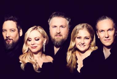 Kuvassa ovat taaempana Jouni Kannisto, Tuukka Haapaniemi ja Juha Viitala. Eturivissä Maija Sariola ja Saima Haapanen.  He ovat puolivartalokuvassa ja tummassa taustassa siten, että kasvot näkyvät.