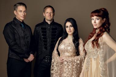 Kuvassa ovat seisomassa vasemmalla yhtyeen kaksi miesjäsentä mustissa puvuissa ja oikealla kullan värisissä mekoissa kaksi naista. Hellä molemmilla on pitkät tummat hiukset.