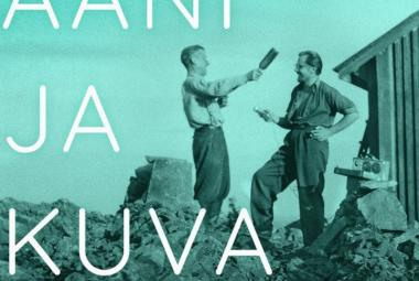 Kuvassa on vaalean vihreällä pohjalla musta-valkokuvassa kaksi miestä juttelemassa iloisesti vastakkaine ja vasemmalla ojentaa oikealla kädellään pulloa toista miestä kohti. Takana oikealla on varastorakennusta. Miehet seisovat rakennuksen raunion päällä.