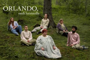 Kuvassa on vihreässä rinteessä metsässä kuusi nuorta hajallaan istumassa vaaleissa erilaisissa vaatteissa.  Vasemmalla ylhäällä lukee isolla Orlando ja pienelläalla oodi luonnolle. 