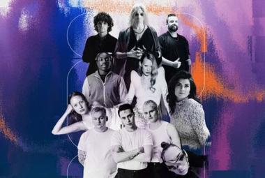 Kuvassa ovat kolmessa rivissä päällekkäin esiintyjien puolivartalokuvat kollaasina musta-valkokuvina. Tausta on violetti ja siinä on valkoisia ja oransseja pilviä