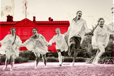 Kuvassa on juoksemassa valkoisissa isoissa paidoissa viisi nuorta, kolme naista ja kaksi miestä. Takana on punainen kartano ja maassa on vaalean punaista ruohoa. Kuva on musta valkoinen, johon on tehty värjäykset. 