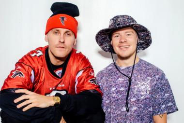 Kuvassa ovat vasemmalla Jare oranssissa pusakassa ja pipossa ja VilleGalle violetissa puserossa ja saman väisessä lierihatussa.