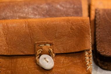 Kuvassa on rivissä keskiruskeita kukkaroita. 