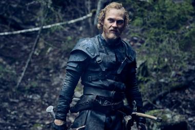 Kuvassa on Elias Salonen tummassa metsässä ja hänellä on nahkainen ritariasu päällään ja oikeassa kädessään miekka.