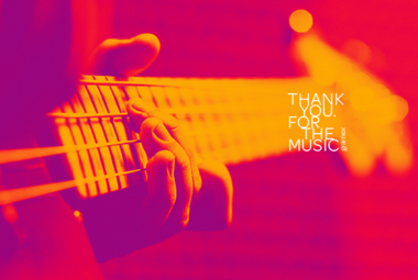 Kuvassa on kitaran kaula ja soittajan vasen käsi näppäilemässä kieliä.  Kuvan sävy on punainen ja lila kaulu on keltainen. Kuvassa on oikealla teksti Thank you for the music.