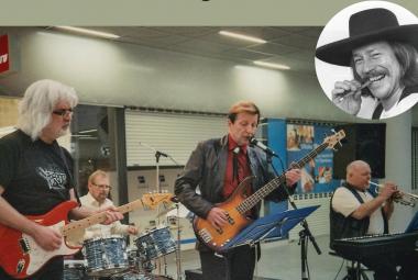 Kuvassa on bändin neljä jäsentä soittamassa, joista kaksi on kitaristia vasemmalta ja oikealla istuu trumpetisti. Takana on rumpali. Oikeassa yläkulmassa on pyöreänä musta-valkokuva Irwinistä musta lierihattu päässään. Kuva on osa kirjan kannesta.