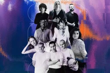 Kuvassa on musta-valkoisena kollaasikuva esiintyjistä kolmessa rivissä. Heistä ylimmäisillä on tummat vaatteen ja alemmilla valkoiset. alareunassa on nainen maskissa. Molemmilla sivuilla on violettia.