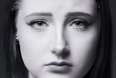 Kuunnelluimpien tietokirjojen joukkoon noussut Tiikeri – Erityisen tytön tarina ilmestyy painettuna kirjana 3.1.2026 – Kirja lähetetään kansanedustajille