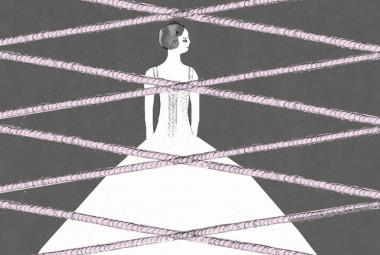 Kuvassa on piirroshahmona valkopukuinen nainen.  Koko kuvan alueella on roosan värinen nyöritys harmaalla pohjalla. 