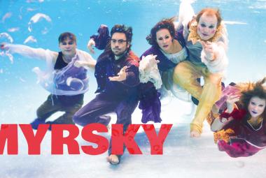 Kuvassa on valkoisen pilven päällä sinisellä taivaalla lentelemässä kolme miesnäyttelijää ja kaksi naisnäyttelijää. Alla lukee isoin punaisin kirjaimin Myrsky.