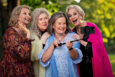 Kuvassa ovat Sari Havas, Aino Seppo, Helena Haaranen ja Leenamari Unho. He ottavat selviekepin kanssa kännykkäkuvaa itsestään. Taustalla on vihreitä lehtipuita.