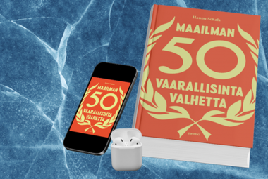 Kuvassa on siniharmaalla pohjalla vasemmalla vinottain musta matkapuhelin, jossa on kuva kirjan kannesta. Vieressä on kirja, jonka kansi on oranssi ja siinä on keltaiset lehvät ja niiden sisällä on teksti Maailman 50 vaarallisinta valhetta.