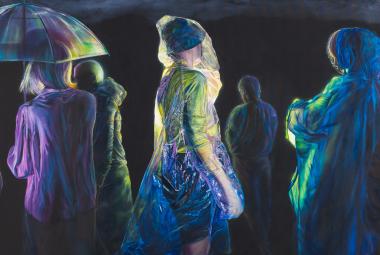 Kuvassa on ihmisiä kertakäyttösadetakit päällään ja näkyy hieman valoa pimeässä. Vasemmalla olevalla naisella on sateenvarjo ja hän on selin. 