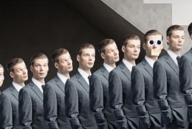 Kuvassa on kymmenen harmaassa puvussa olevaa saman nuoren miehen kuvaa ja ne ovat nousevasti oikealle. toiseksi viimeisellä on pyöreät tummat lasit ja post-it -lappu suunsa edessä.