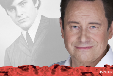 Kuvassa on oikealla Tapani Kansan kasvokuva ja sen alla punaista kangasta koko kuvan leveydeltä. Taustalla on himmeä musta.valkoinen kuva nuoresta Tapani Kansasta. 