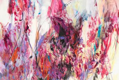 Kuvassa on Anna Retulaisen teos, jossa on vaalealla pohjalla punertavia ja liloja liekkimäisiä pintoja.