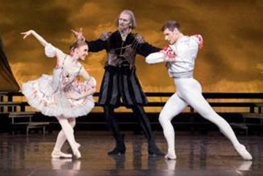 Kuvassa on vasemmalla on valkoisessa kukallisessa rimpsullisessa balettipuvussa kumartuneena. Keskellä on tummapukuinen mies ja oikealla vaaleassa balettipuvussa mies oikea jalka ojentuneena taaksepäin.