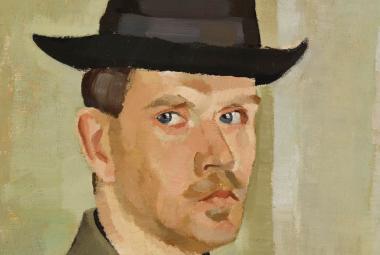 Kuvassa on Eero Nelimarkan omakuva ja hänellä on maalauksessa ruskea lierihattu päässään. Kuva on kasvokuva. Tausta on vihertävä.