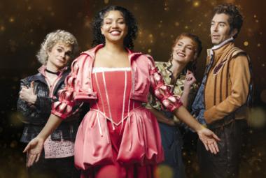 Kuvassa on vasemmalla Mikko Peltomäki vaaleissa kiharoissa ja edessä Renée Böök punaisessa harlekiinimäisessä asussa. Oikealla kurkistaa selän takaa Maria Lund ja vieressä seisoo ruskeassa takissa Tuukka Leppänen. Tausta on musta.