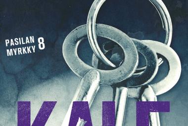 Kuvassa on vanhanaikaisia avainten periä pyöreässä renkaassa. Tausta on tumman harmaa ja vaalenee. Vasemmalla on pienin kirjaimin Pasilan myrkky. Alla lukee violetilla osittain Kale. Kuva on osa kirjan kannesta.