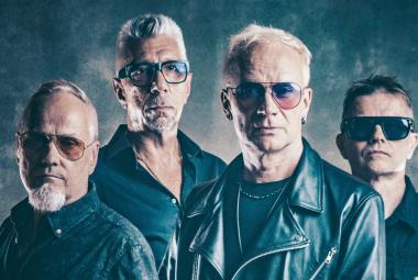 Kuvassa on Neljän Ruusun neljä miestä puolivaralokuvassa. Heillä on mustat nahkatakit päällään.  Kasvot ovat punertavat ja tausta sekä kuvan sävy on harmaan sininen.