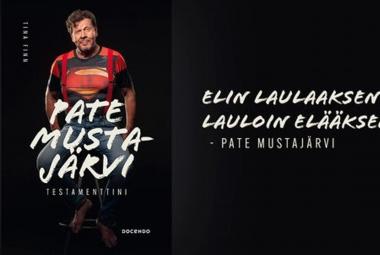 Kuvassa on vasemmalla kirjan kansi, jossa on Pate Mustajärvi istumassa puna-mustaraidallisessa t-paidassa ja sinisissä farkuissa. Puoliksi päällä on teksti Pate Mustajärvi ja alla Testamenttini. Vasemmalla on mustalla pohjalla valkoisin kirjaimin Elin laulaakseni, lauloin elääkseni.- Pate Mustajärvi.