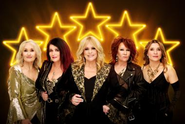 Kuvassa ovat puolivartalokuvassa vasemmalta kultaisessa mekossa Ami Aspelund, ja Meiju Suvas, Marion Rung, Virve Rosti ja Anja Niskanen mustissa mekoissa. Taustalla on jokaisen kohdalla ylempänä keltainen valotähti. Tausta on tumma.