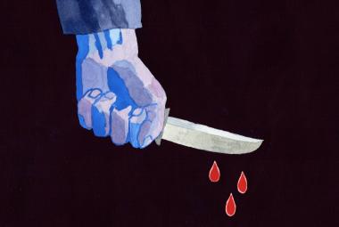 Kuvassa on mustalla pohjalla ylhäältä päin tuleva sinertävä käsi, jossa on veitsi ja siitä tipahtaa kolme suurta veripisaraa. Kuva on piirroskuva.