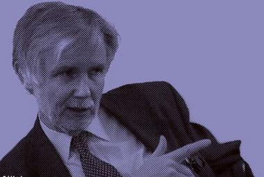 Kuvassa on Erkki Tuomioja istumassa vinosti ja viittoilee vasemmalla kädellään. Hänellä on musta takki päällään. Kuvan sävy on lila. Kuva on osa kirjan kannesta.