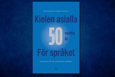 Kuvassa on keskellä on sinisellä pohjalla oleva kirjan kansi ja siinä on kirjan nimi Kielen asialla ja keskellä alla valkoisella 50 vuotta/år.  Alla lukee För språket. Tausta on tumma.